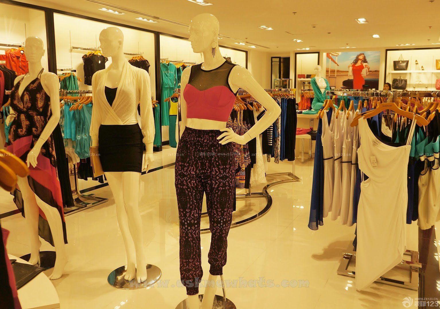 商场女服装店衣架设计装修效果图